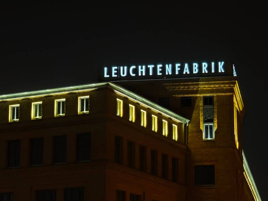 Xiaomi 15: Telephoto camera (5x digital zoom) - Night mode on