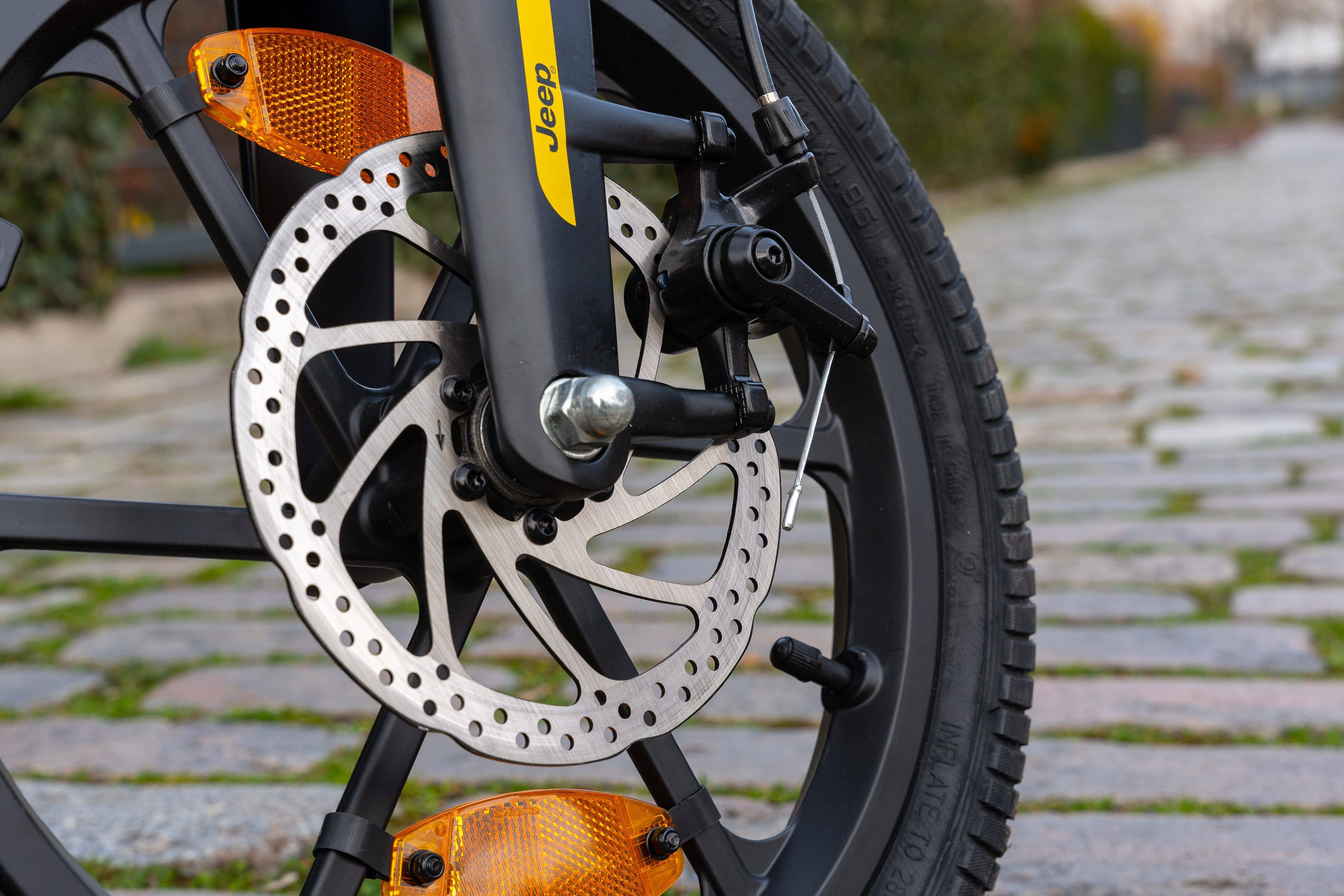 Braking on the FR 6020 is achieved via disc brakes. Jeep FR 6020