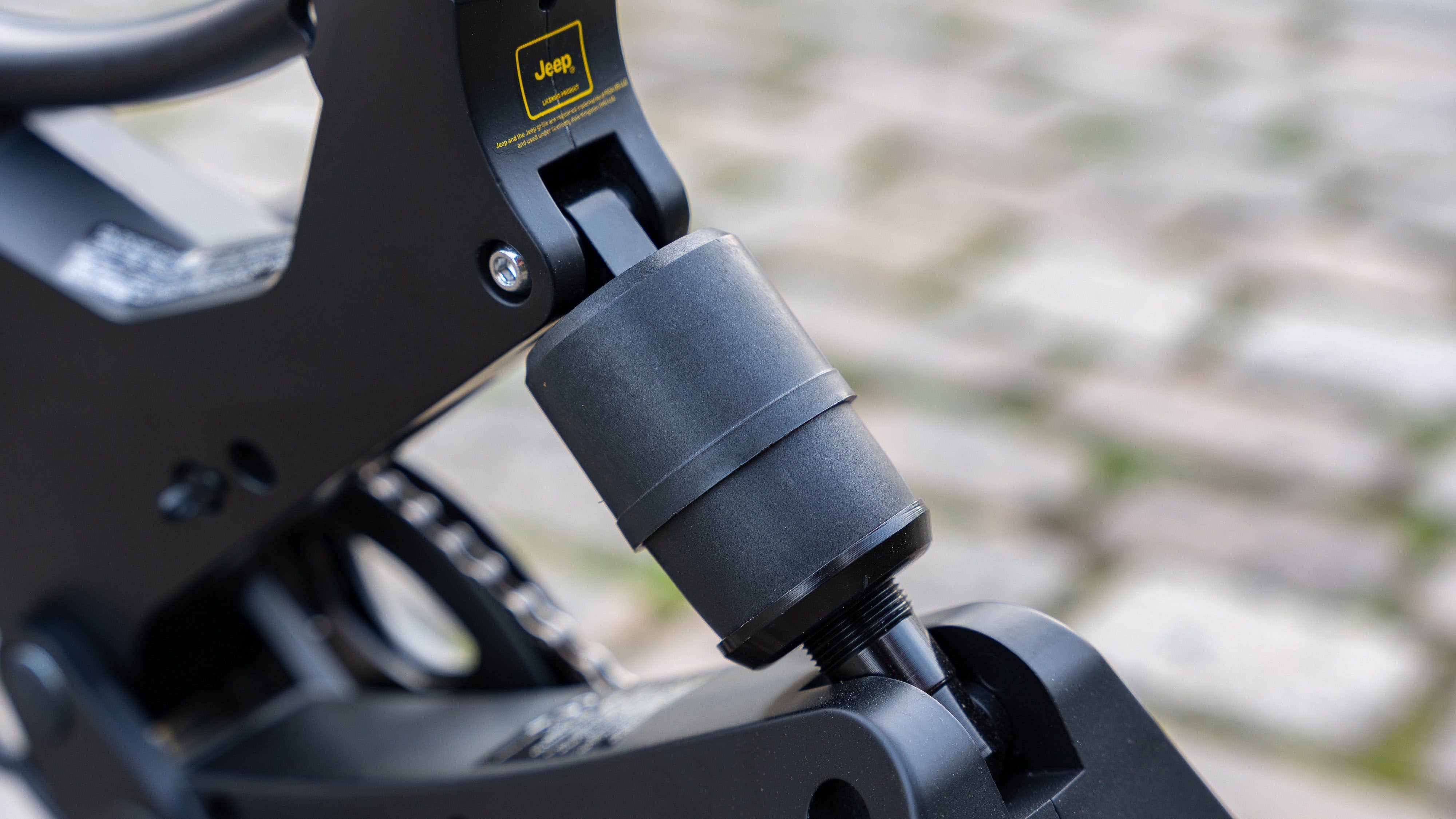 The FR 6020 has a shock absorber for uneven surfaces. Jeep FR 6020