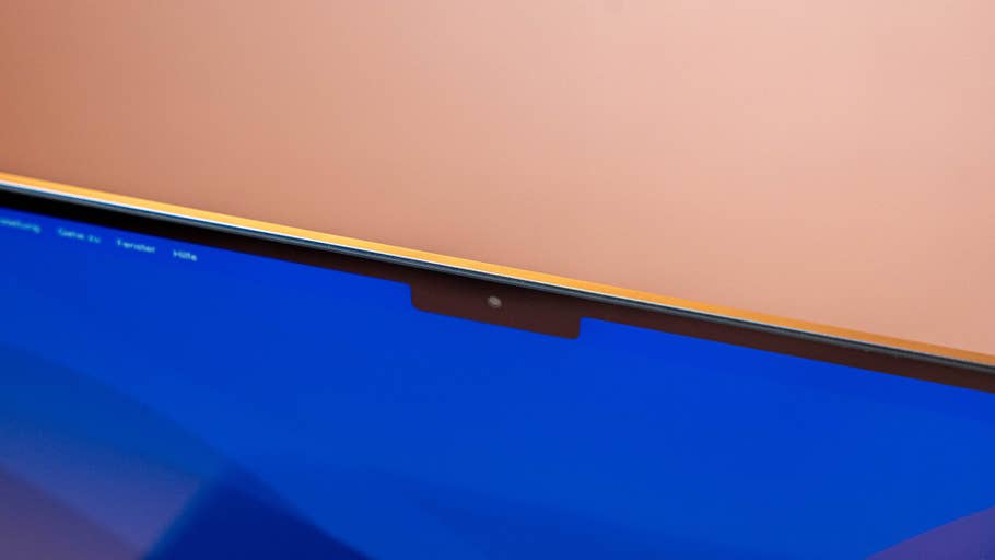 The notch still misses out on FaceID in this edition.