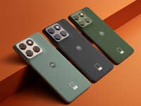 Three Motorola Edge 70 smartphones in green, black, and gray colors on an orange background.