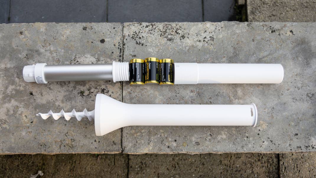 This is what the beacons look like, which the Ecovacs Goat G1 uses to find its way around your garden. The three batteries should last for about a year - a long-term review is still pending. Ecovacs Goat G1 robotic mower