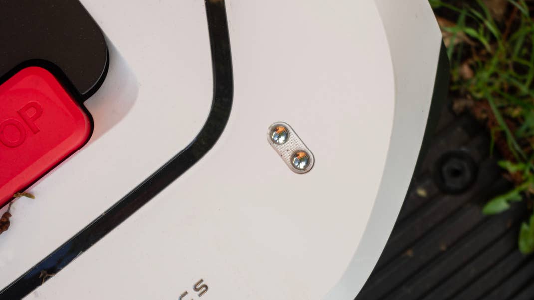 In bad weather, the rain sensor ensures that the Ecovacs Goat G1 takes a break. Ecovacs Goat G1 robotic mower