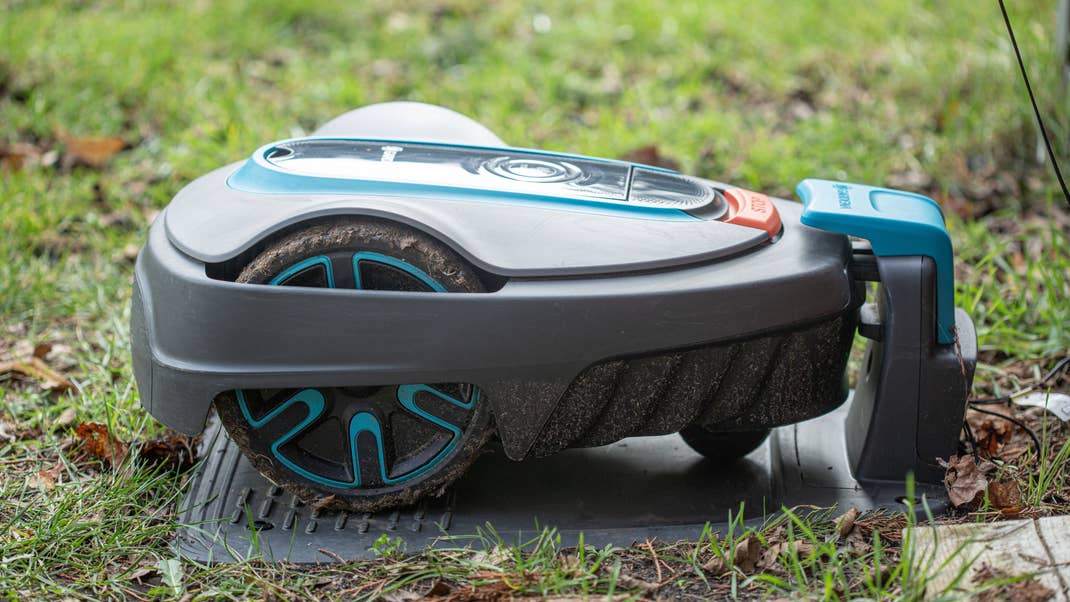 This is where the robotic lawnmower charges - the battery life was more than sufficient for our small garden in any case. The Sileno City 600 also comes with an optional garage. Gardena Sileno City 600 Station