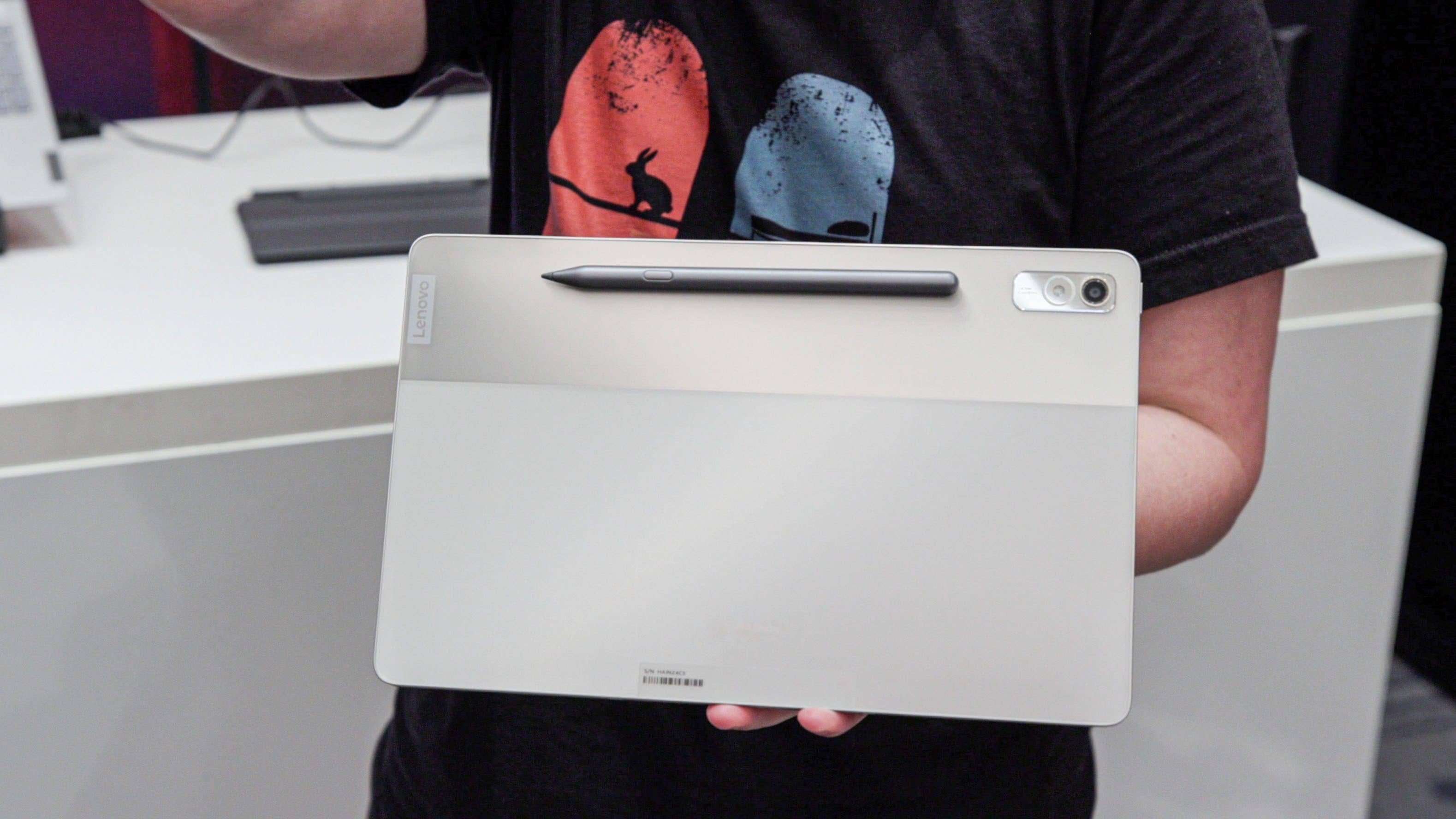 Here is the Precision Pen 3 attached in the back of the Lenovo Tab P11 Pro Lenovo Tab P11 Pro hands-on