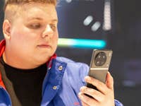 NextPit editor Antoine holding the Vivo X90 Pro during MWC 2023