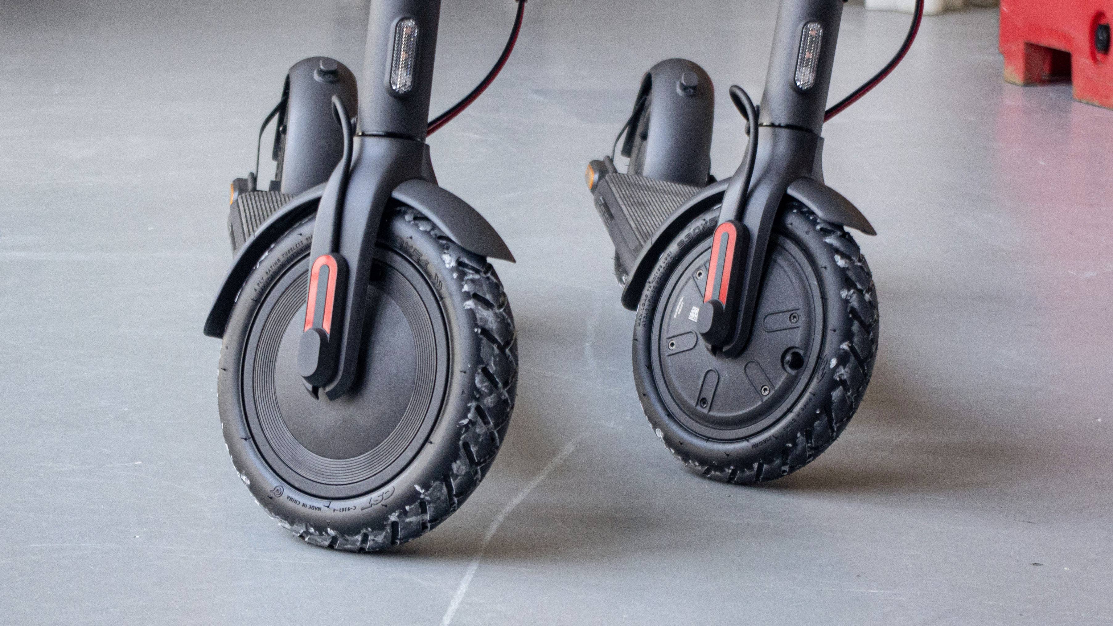 Xiaomi Electric Scooter 4 and 4 Lite tires side by side Xiaomi Electric Scooter 4 and 4 Lite tires side by side