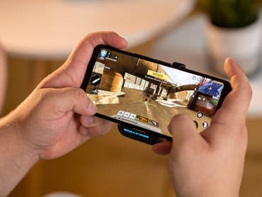 NextPit_ASUS_RoG_Phone_3_playing.jpg