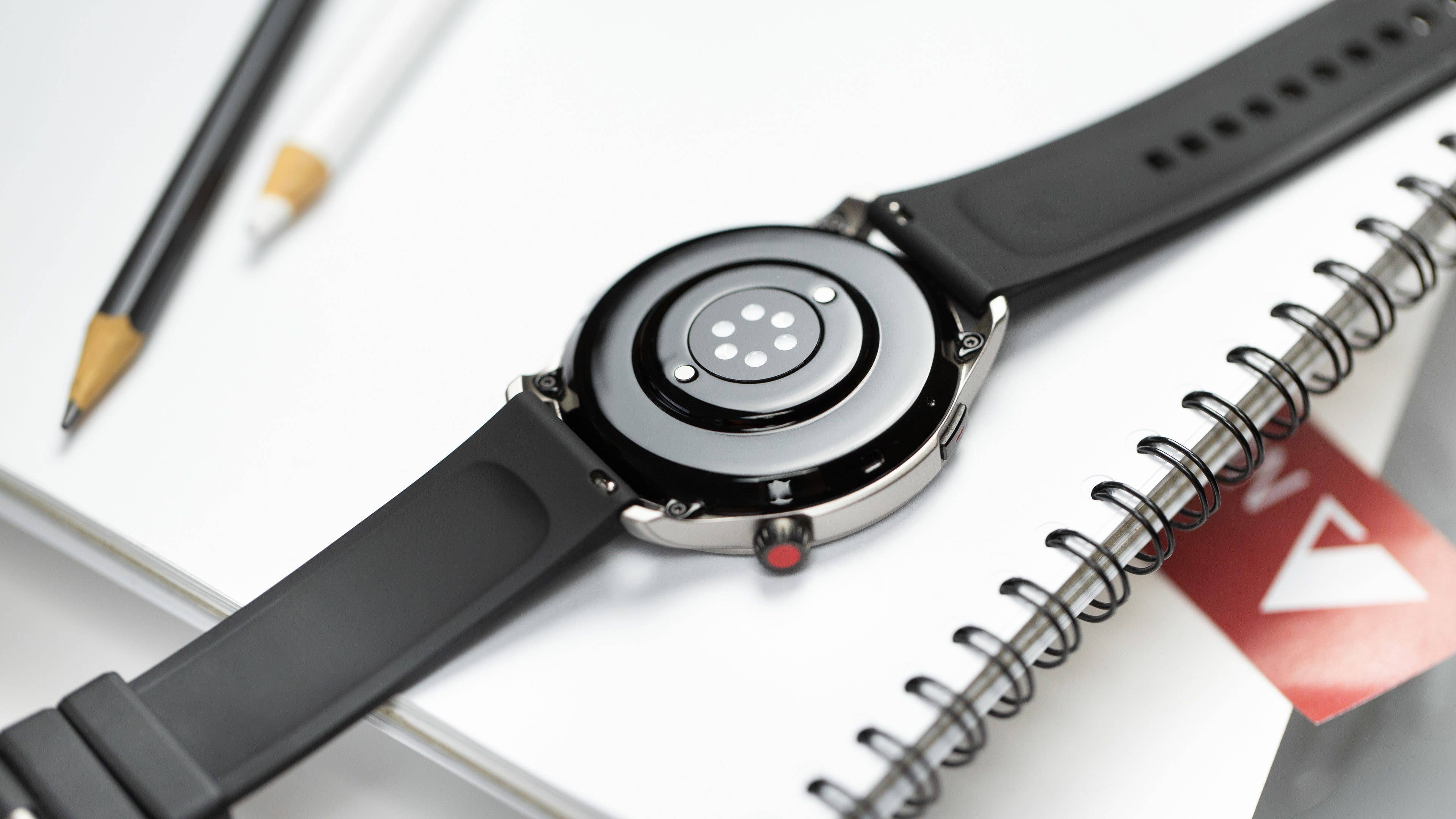 The optical pulse sensor in the Amazfit GTR 4 does a good job. Amazfit GTR 4 Backside