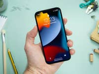 Apple iPhone 13 display