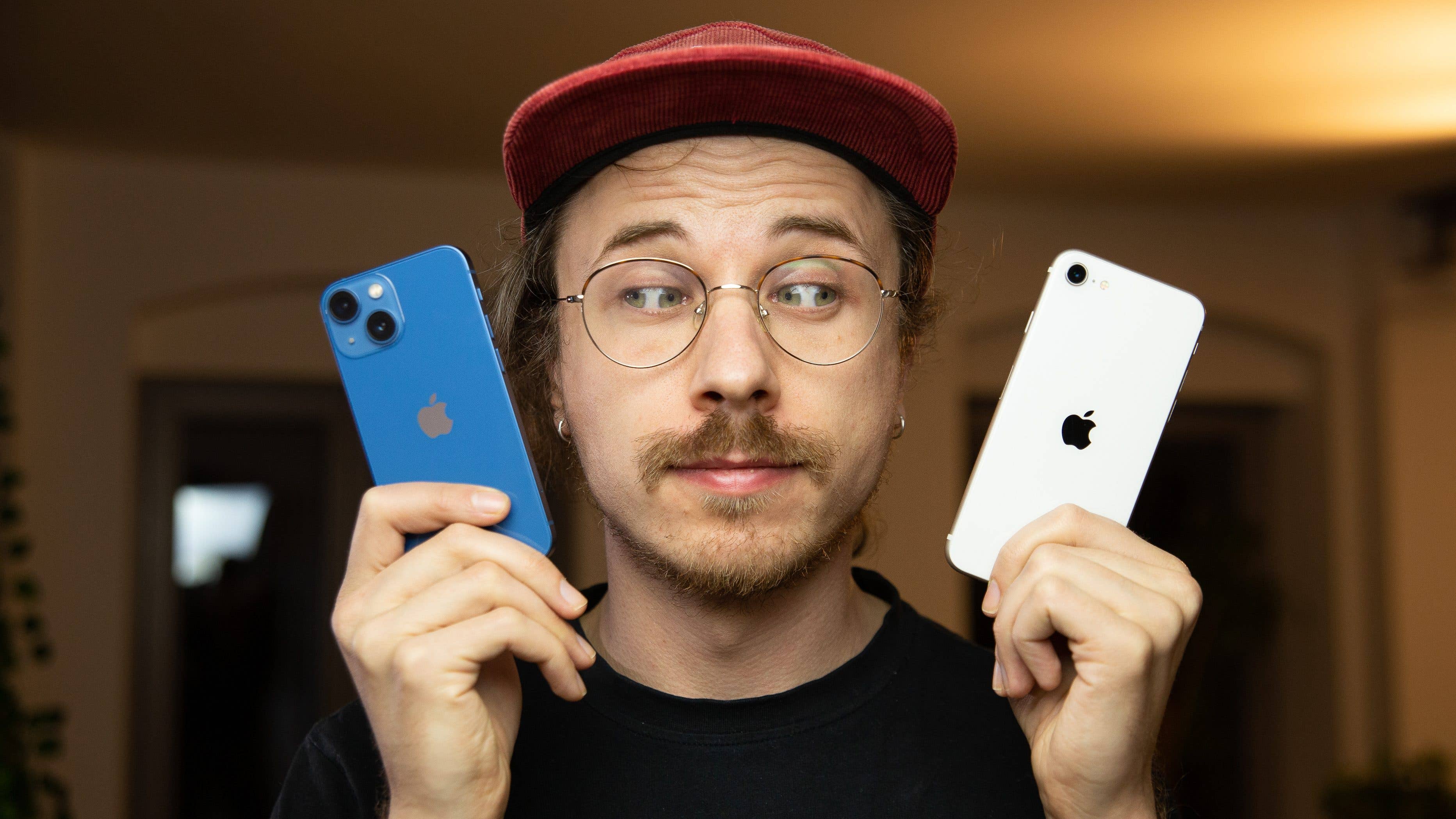 NextPit's Ben between the iPhone 13 mini and iPhone SE 2022 NextPit's Ben between the iPhone 13 mini and iPhone SE 2022