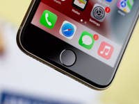 iPhone SE 2022 home button.