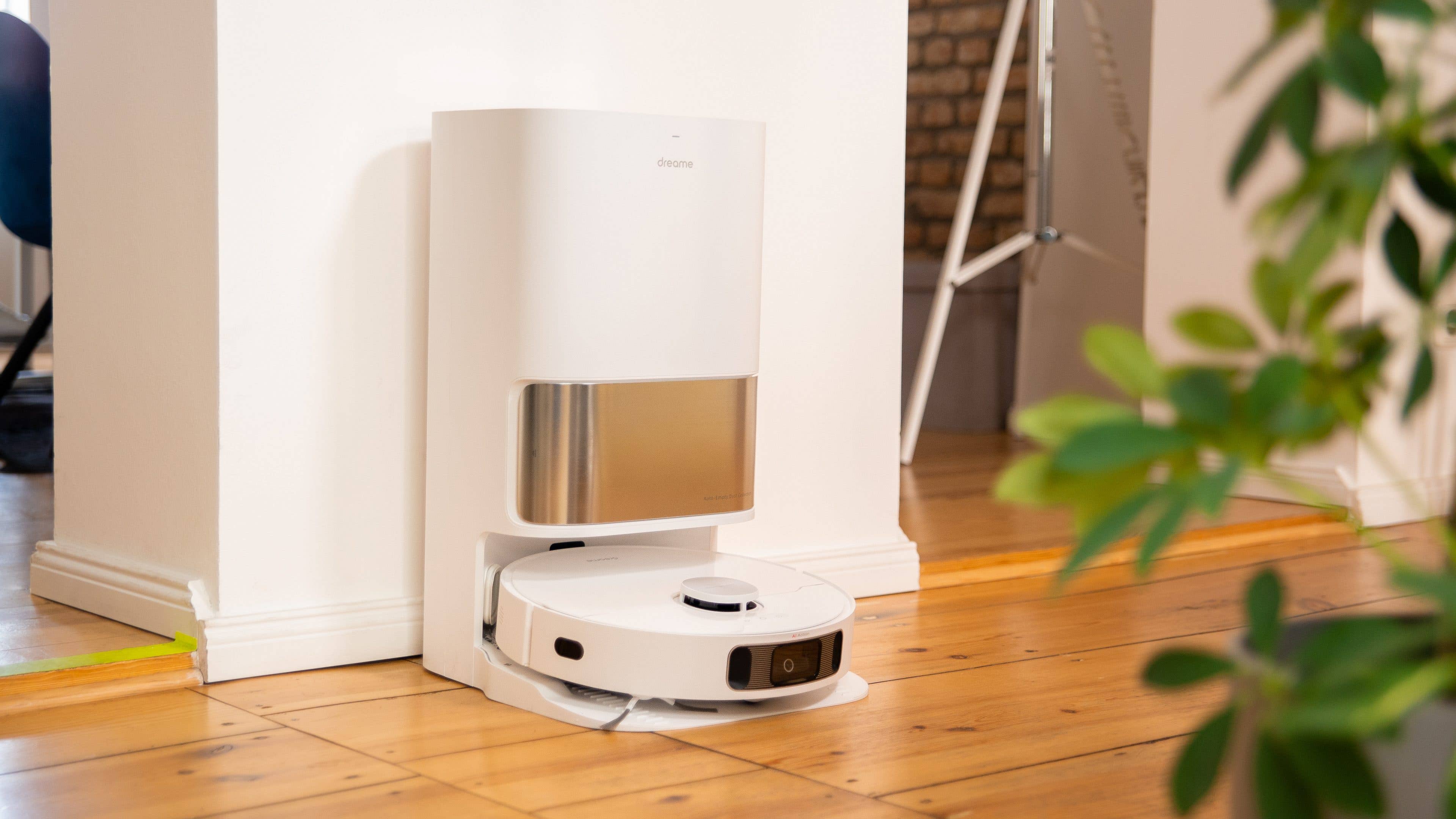 Dreame L10s Ultra docked on its base station for NextPit