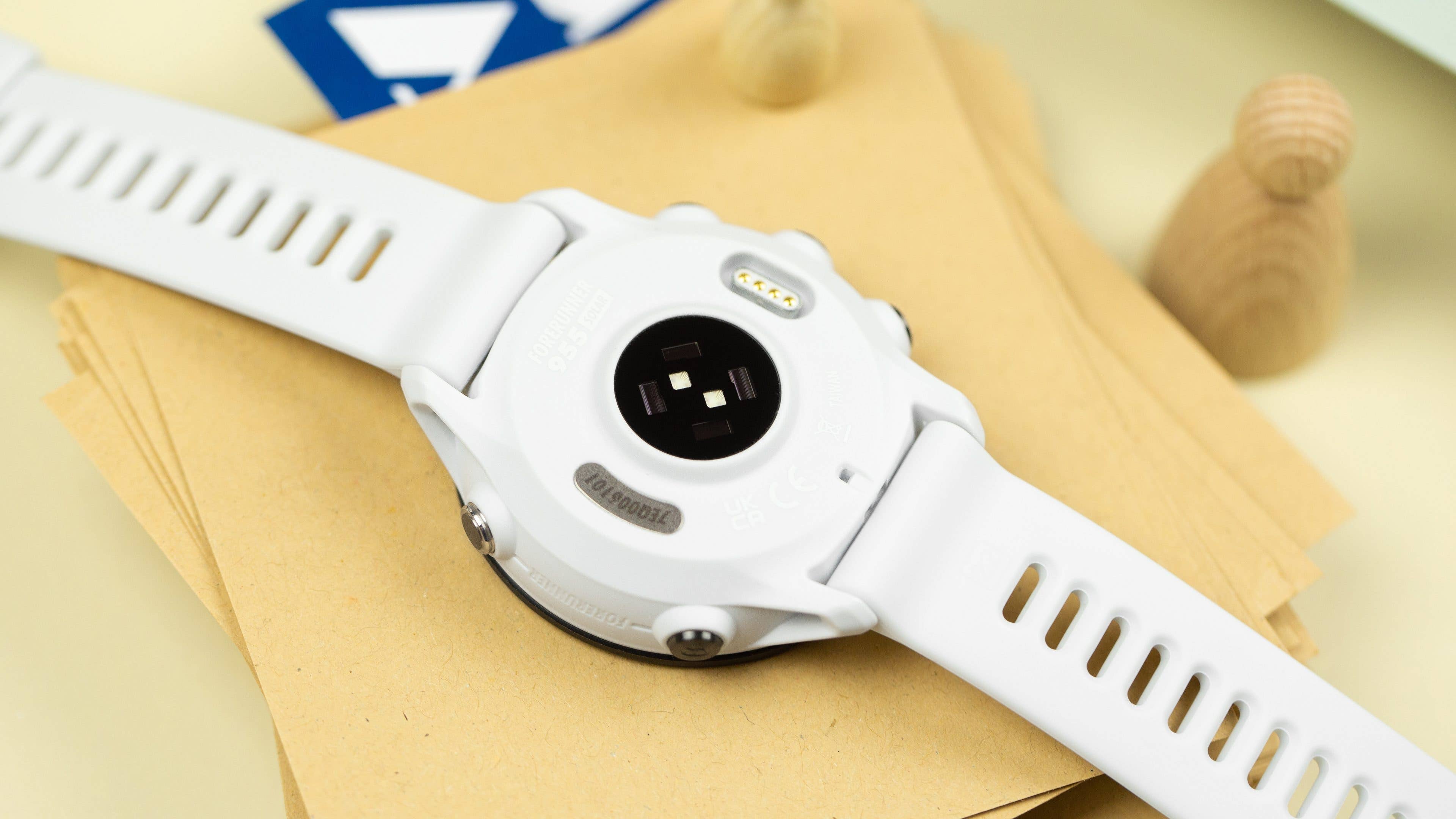 Die Garmin Forerunner 955 setzt auf den gleichen Ladeport wie die meisten aktuellen Garmin-Uhren. Garmin Forerunner 955