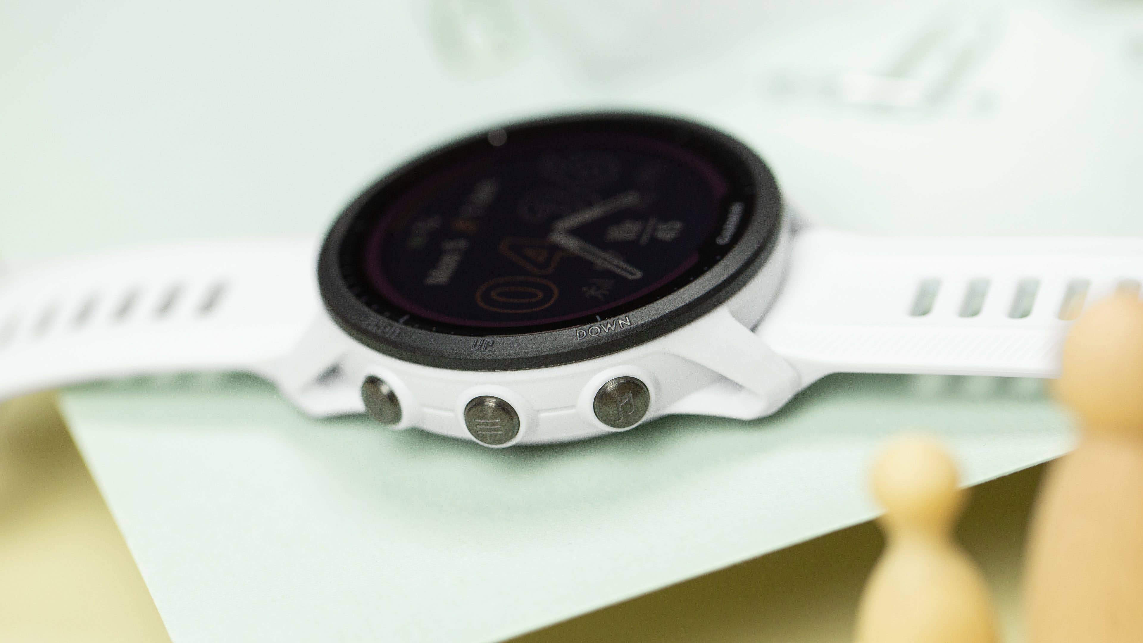 Die Forerunner 955 kommt wie die meisten aktuellen Garmin-Sportuhren mit fünf Buttons rund ums Display. Garmin Forerunner 955