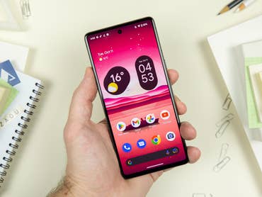 Google Pixel 7 display in detail