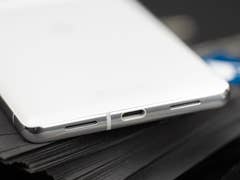 ogle Pixel 7 Pro USB-C port