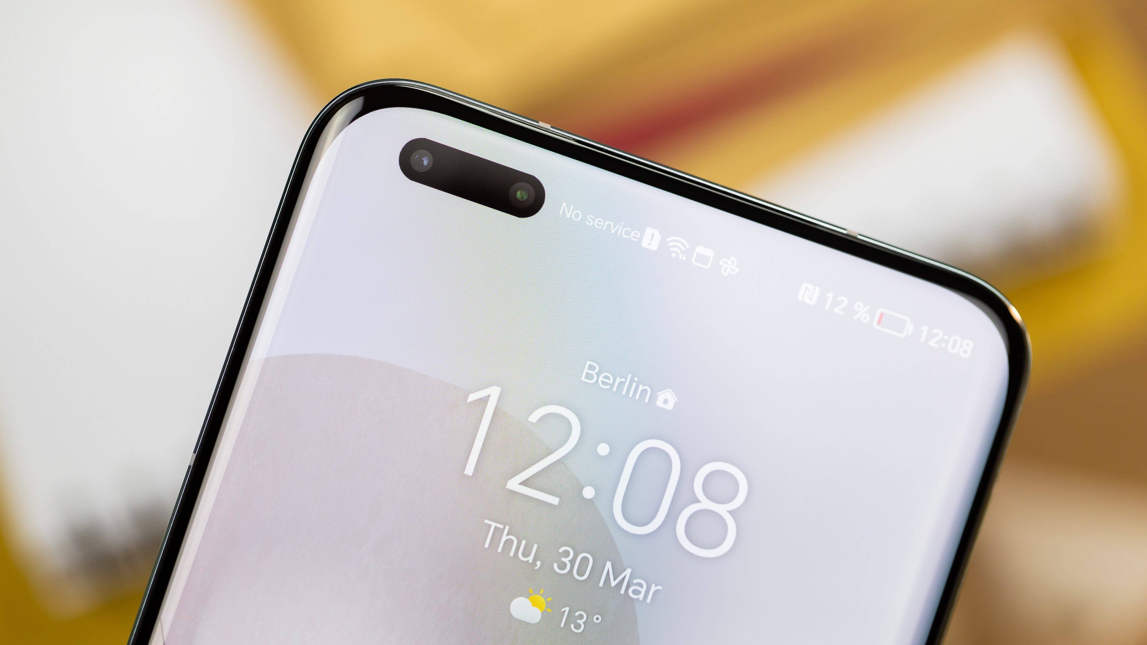 Honor Magic 5 Pro pill-shaped front camera highlighted