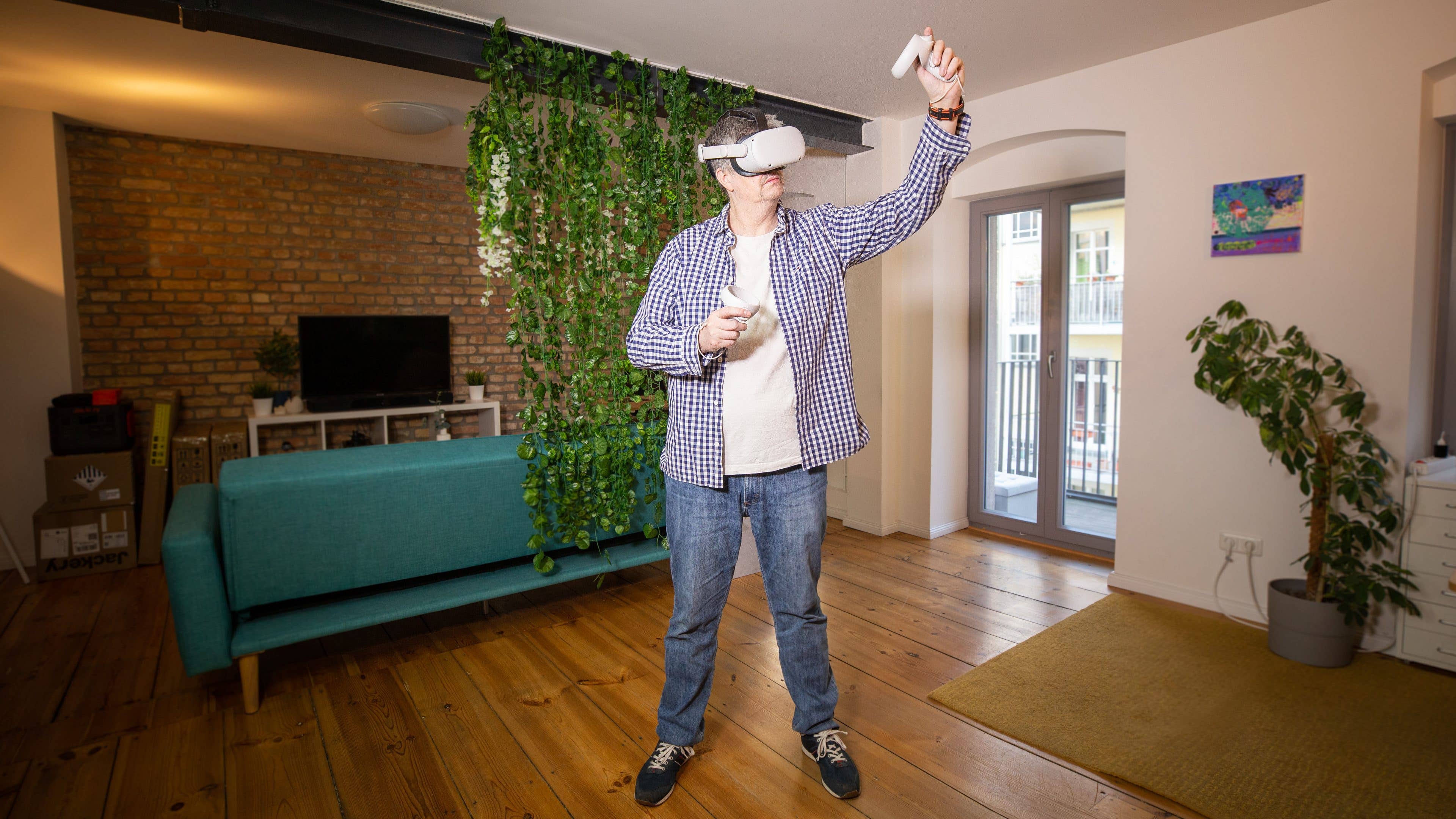 MaTT trägt die Meta Quest 2 und spielt in der VR.