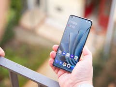 OnePlus 10 screen outdoors