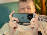 MaTT holding the OnePlus 11 5G MaTT holding the OnePlus 11 5G