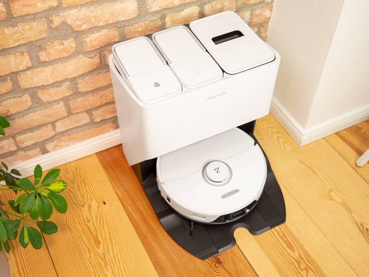 The stylish base station of the Roborock S8 Pro Ultra has a dirty water tank (left), a clean water tank (middle) and an integrated dust container (right). Everything is neatly separated with the Roborock S8 Pro Ultra, featuring different tanks for clean and dirty water.
