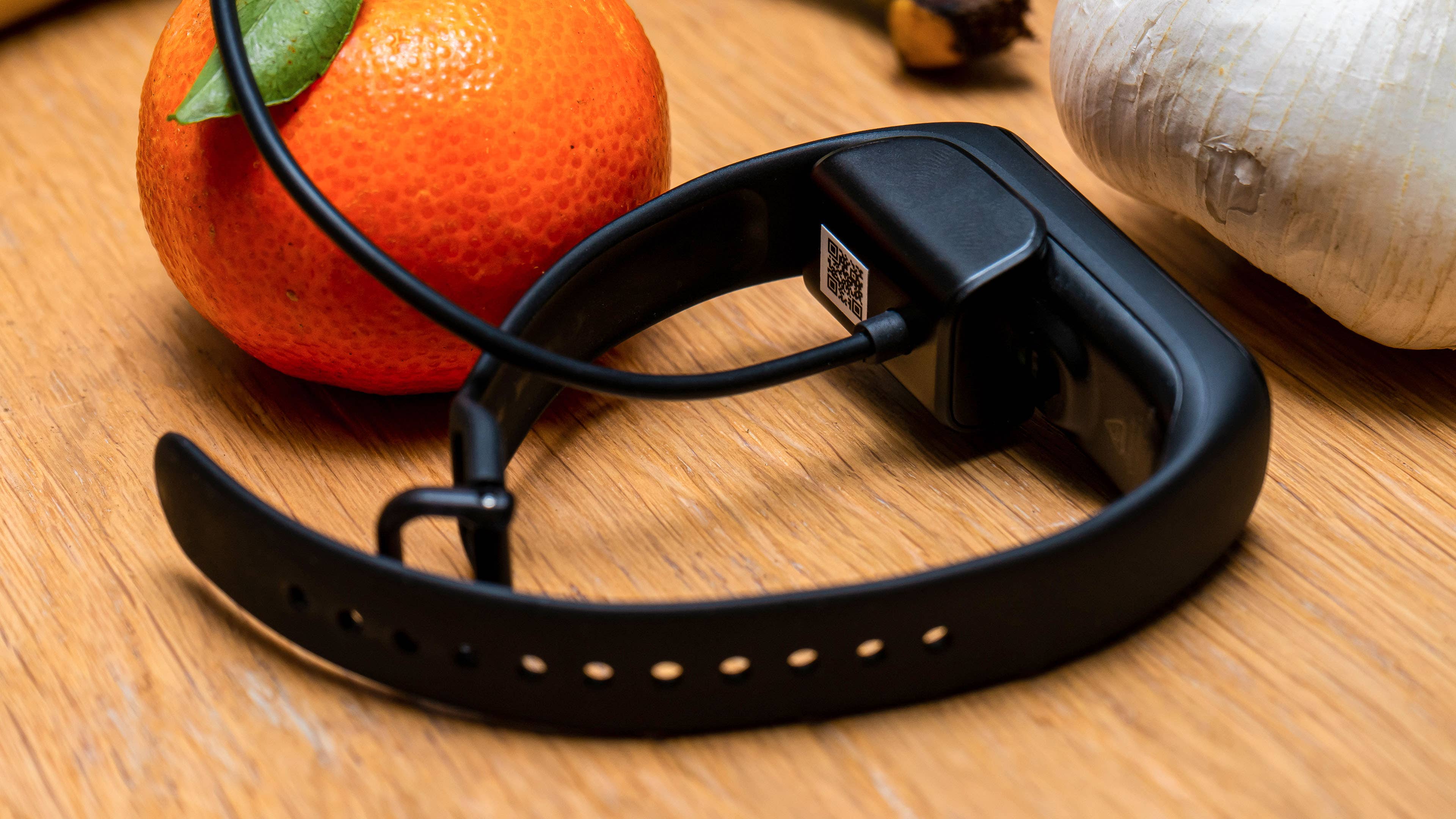 NextPit Samsung Galaxy Fit 2 Ladekabel angebracht