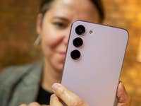 NextPit editor holding the Galaxy S23+ with the main camera module in focus.