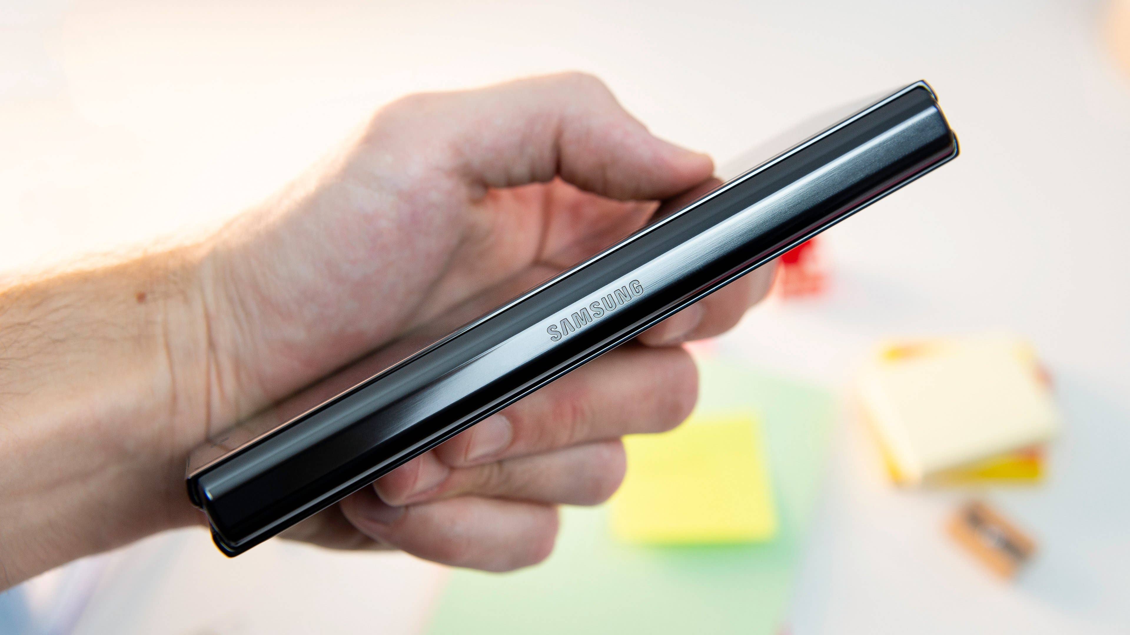 NextPit Samsung Galaxy Z Fold 2 side