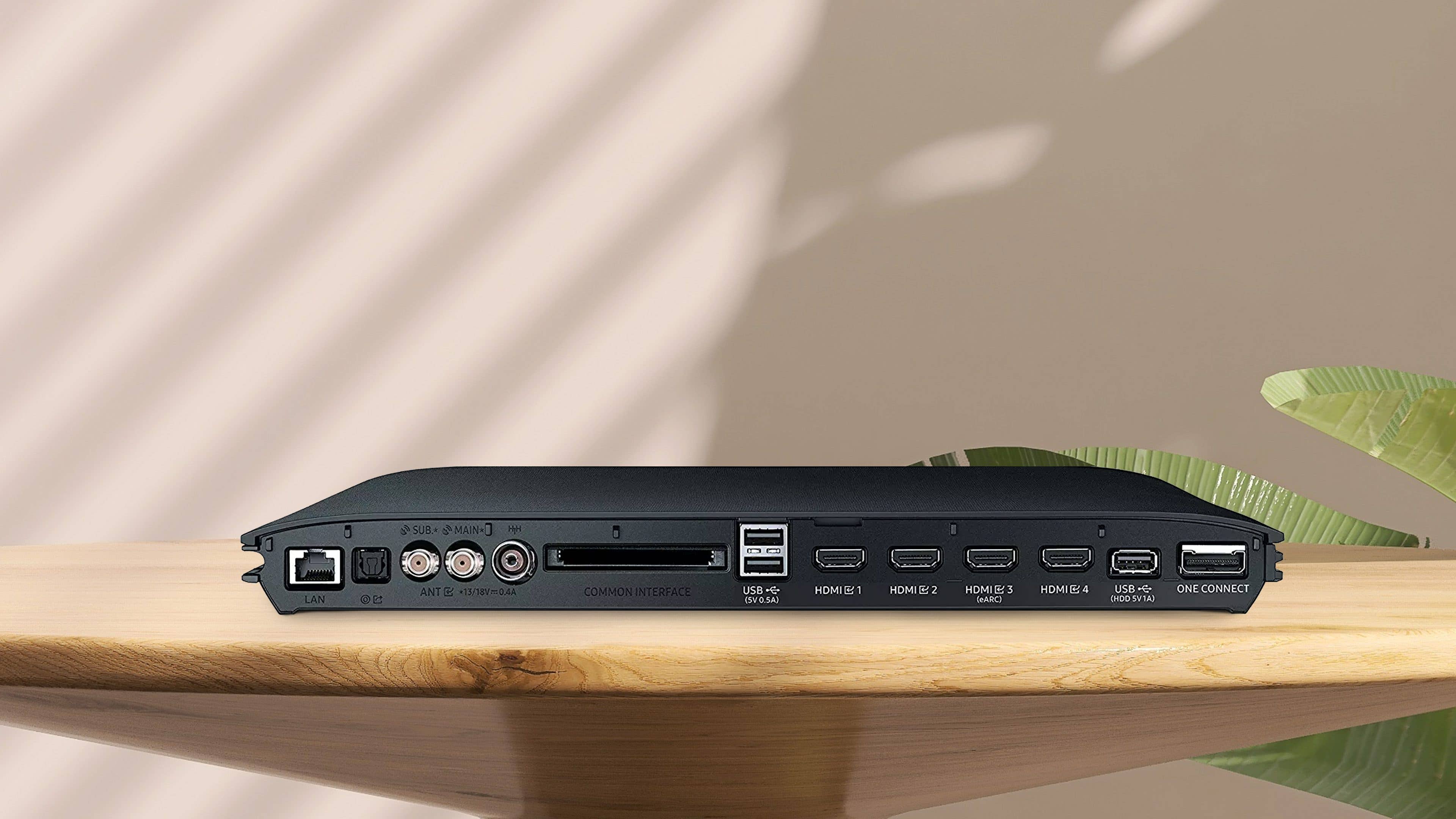 One-Connect-Box von Samsung auf einem Schränkchen mit Blick auf die Anschlüsse