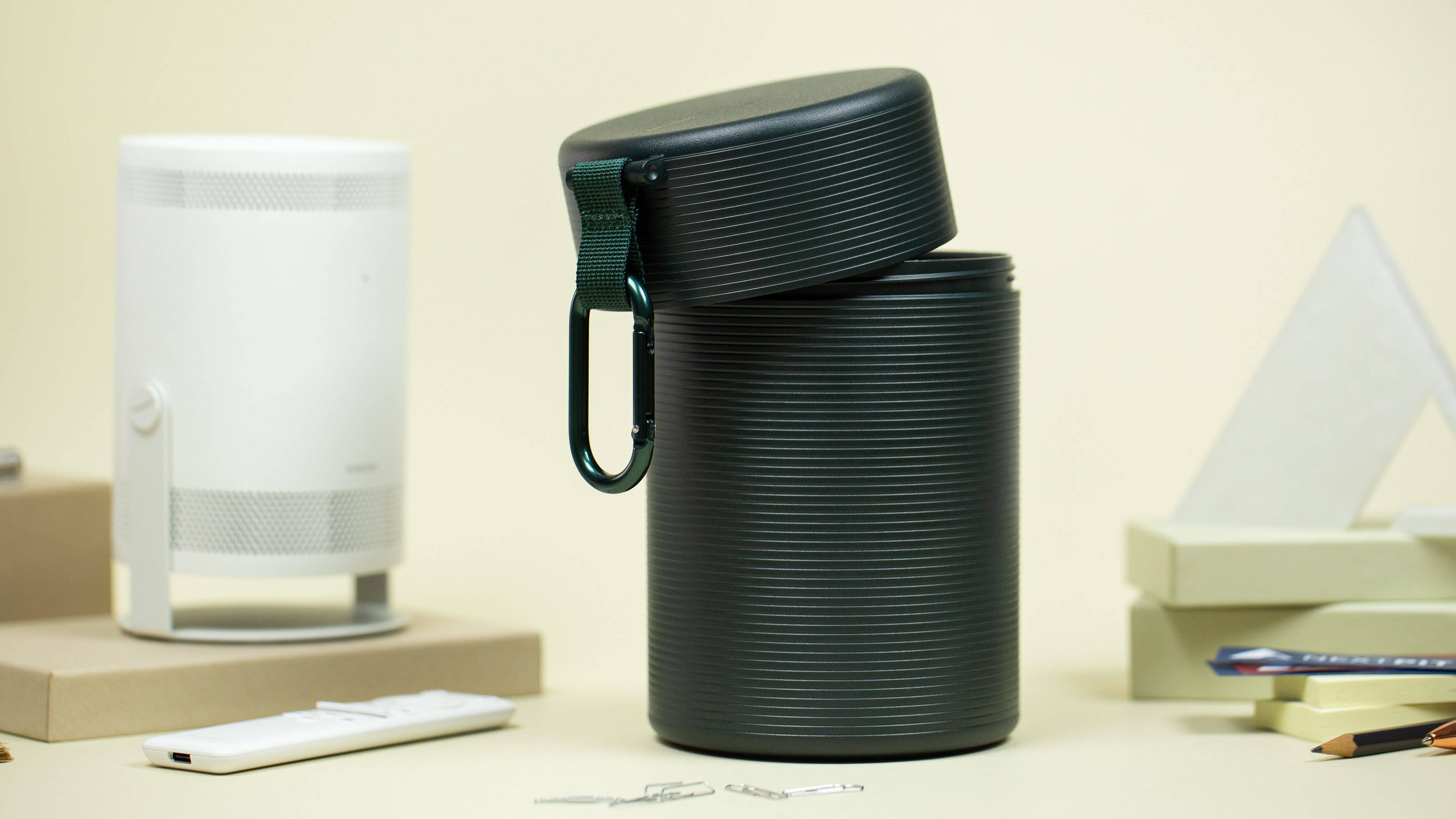 The Samsung Freestyle does not include a carrying case. The Samsung Freestyle does not include a carrying case.