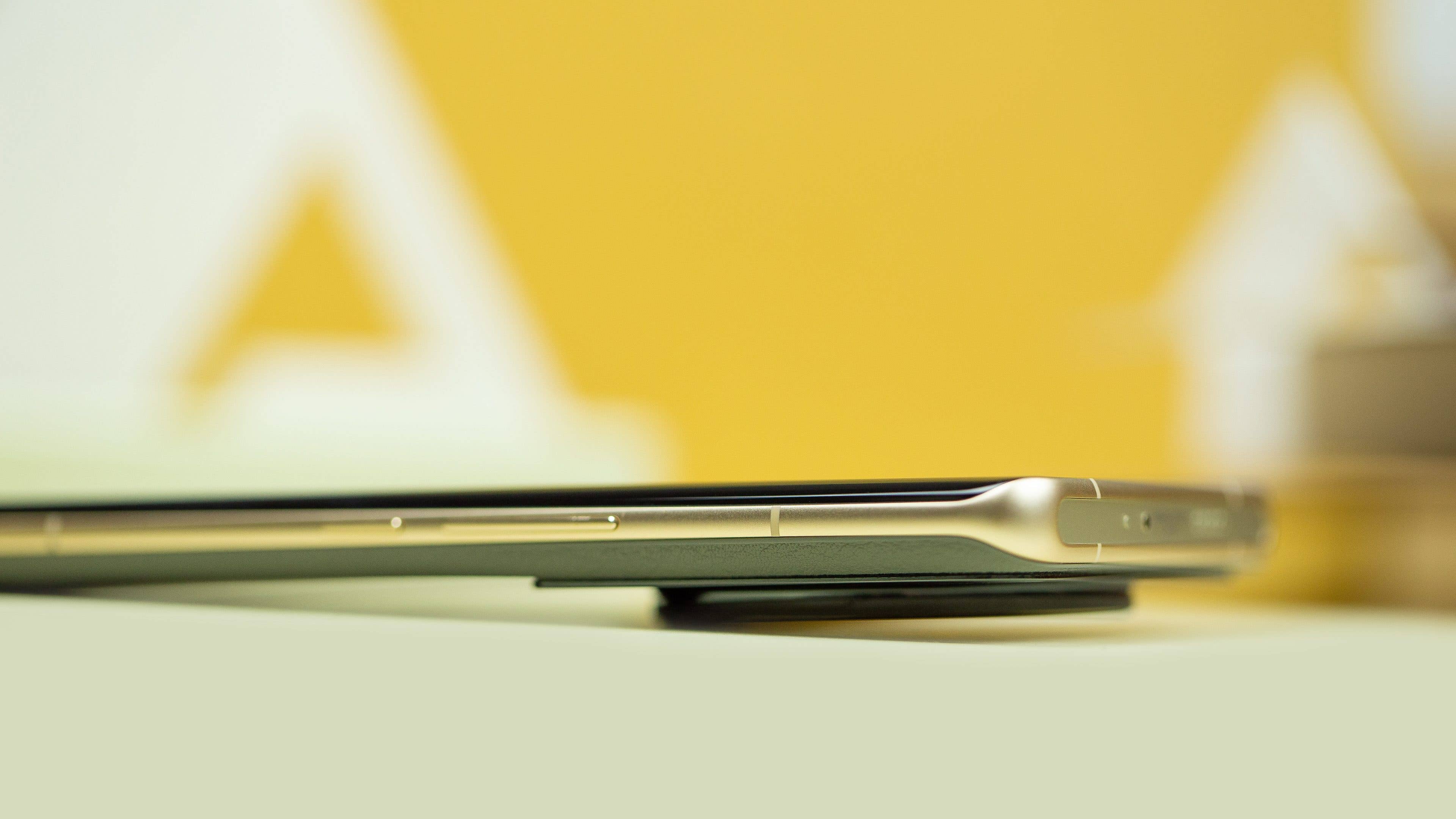 Stolze 1/3 der gesamten Rückseite nimmt das Kamera-Array des Xiaomi 12S Ultra ein. Wir sehen die riesengroße Kamera des Xiaomi 12S Ultra