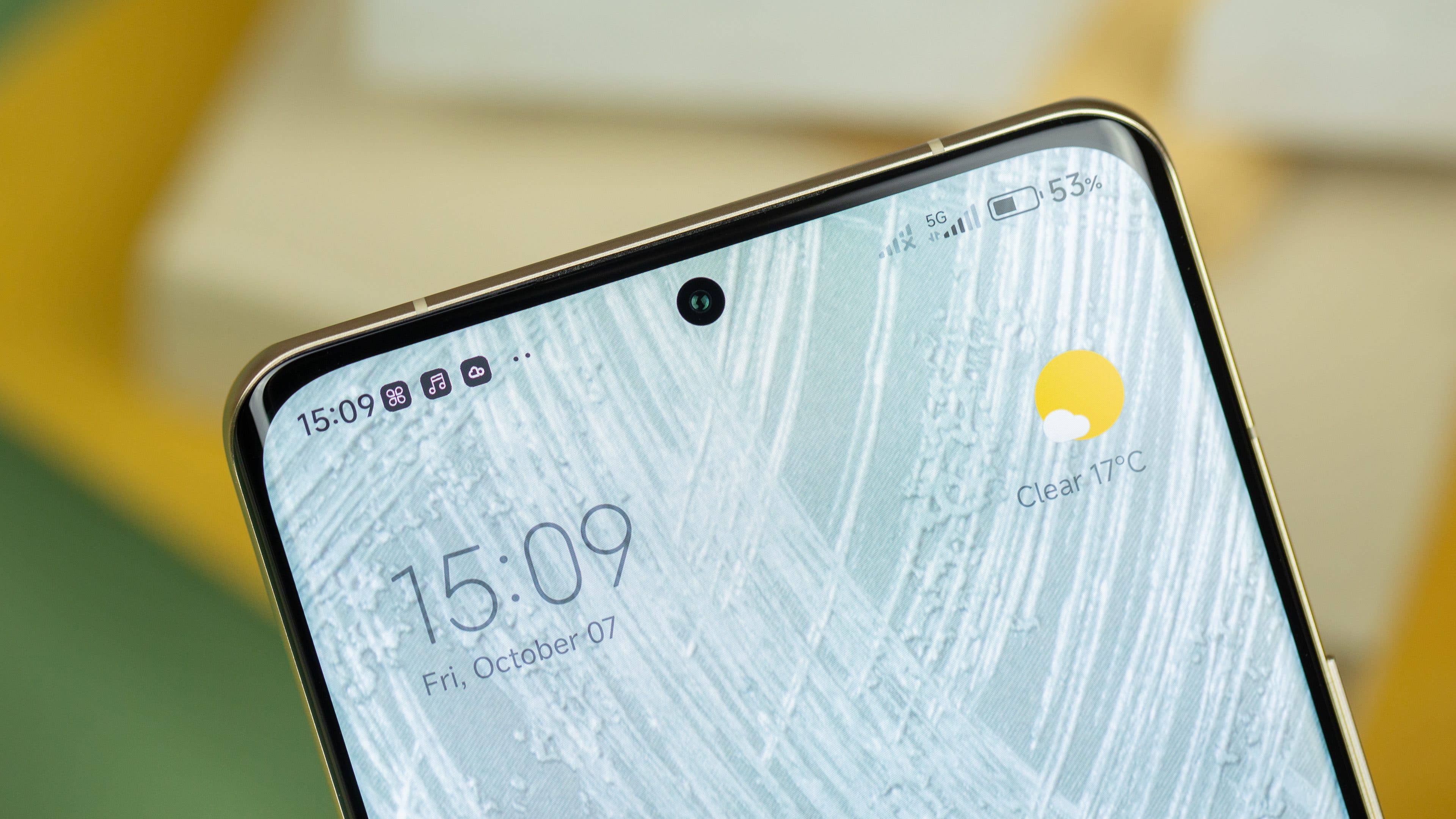 Stolze 1/3 der gesamten Rückseite nimmt das Kamera-Array des Xiaomi 12S Ultra ein. Wir sehen das Xiaomi 12S Ultra