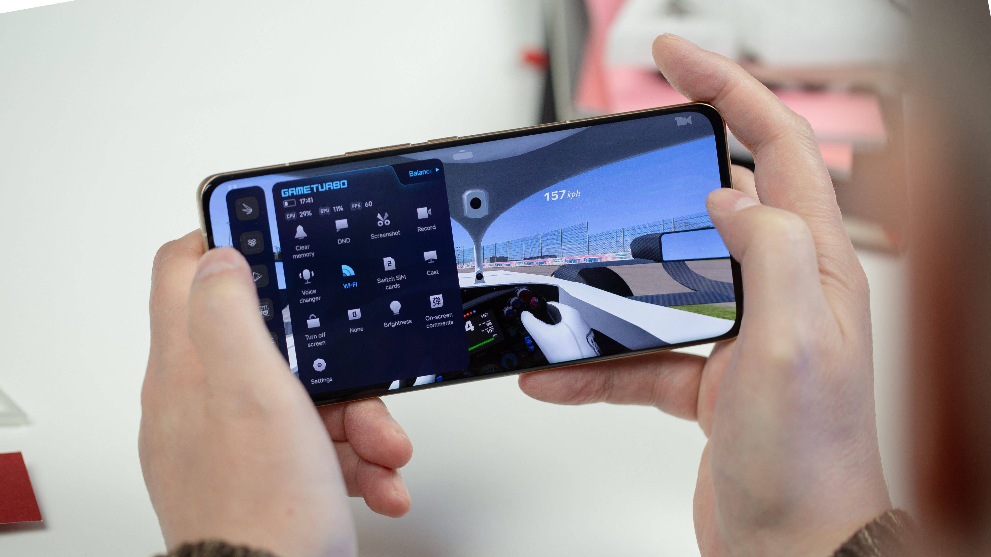 Stolze 1/3 der gesamten Rückseite nimmt das Kamera-Array des Xiaomi 12S Ultra ein. Wir sehen das Xiaomi 12S Ultra