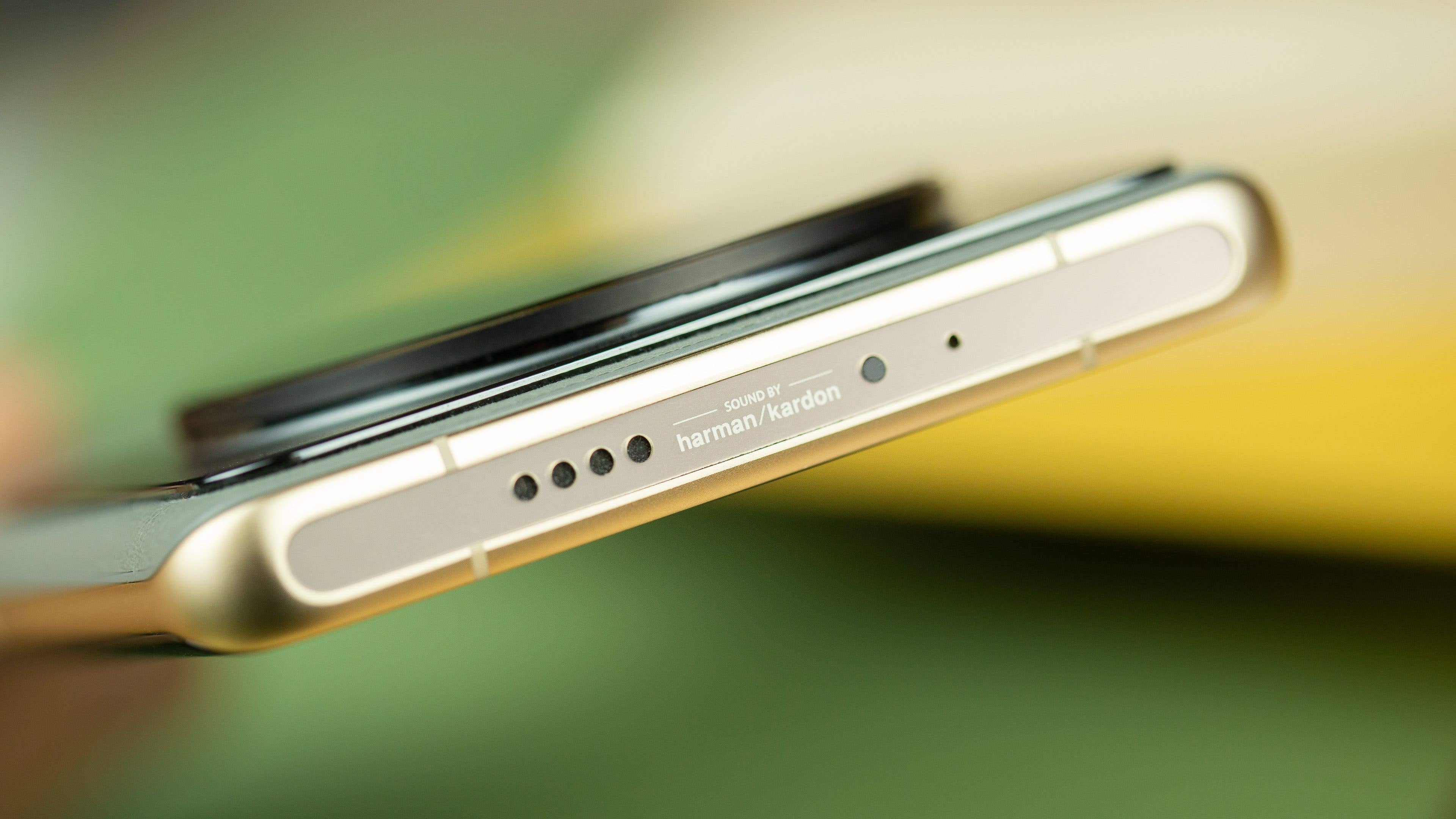 Stolze 1/3 der gesamten Rückseite nimmt das Kamera-Array des Xiaomi 12S Ultra ein. Wir sehen das Xiaomi 12S Ultra