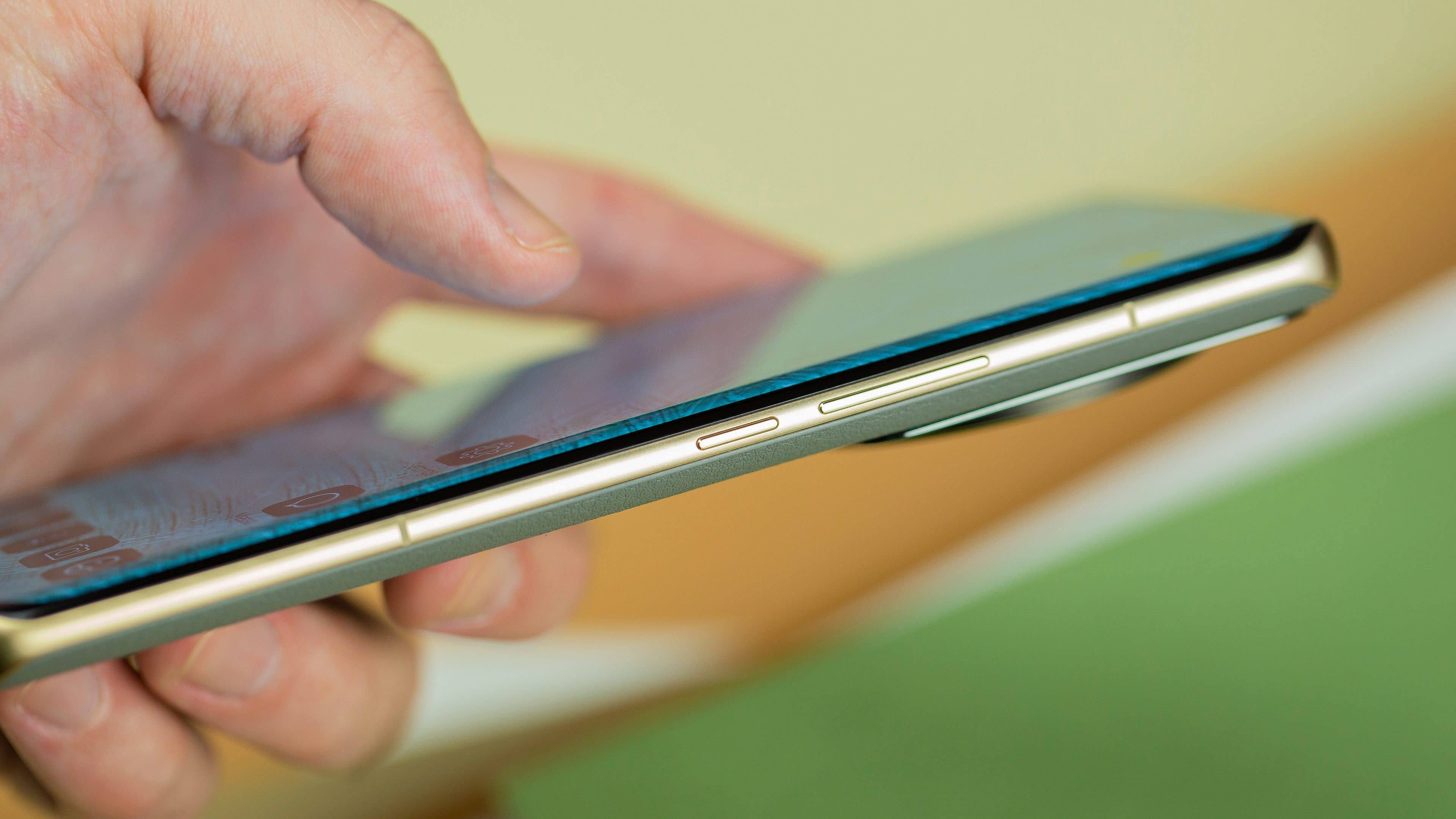 Stolze 1/3 der gesamten Rückseite nimmt das Kamera-Array des Xiaomi 12S Ultra ein. Wir sehen das Xiaomi 12S Ultra.