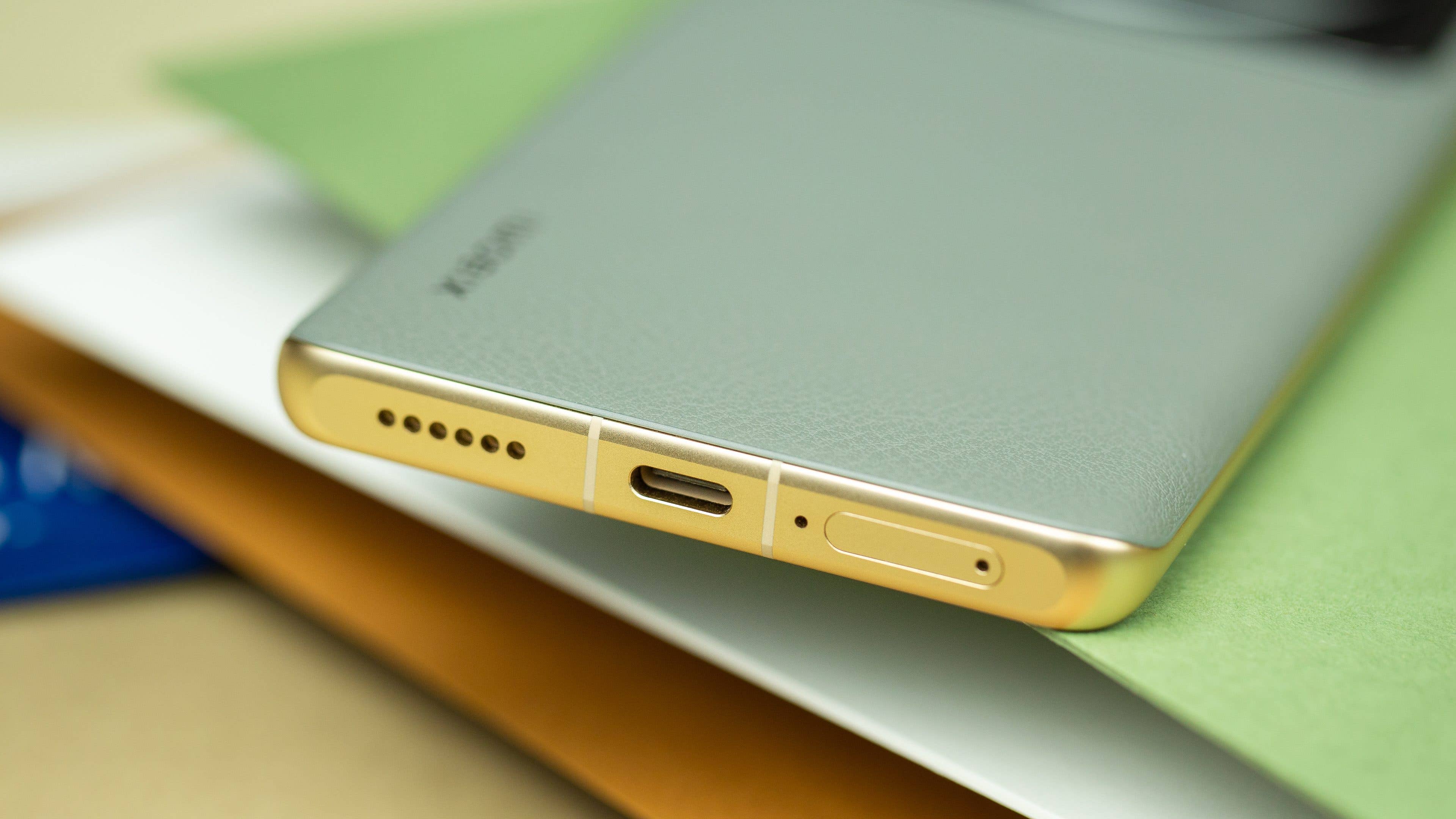 Stolze 1/3 der gesamten Rückseite nimmt das Kamera-Array des Xiaomi 12S Ultra ein. Wir sehen das Xiaomi 12S Ultra