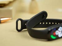 View of the Smart Band 7 lying on a table