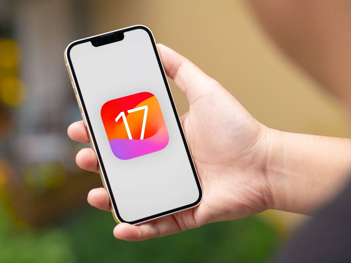 iOS 17 logo displayed on an iPhone 14 for NextPit