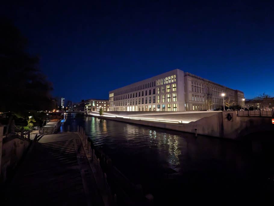 Ultra-wide-angle camera (0.5x)