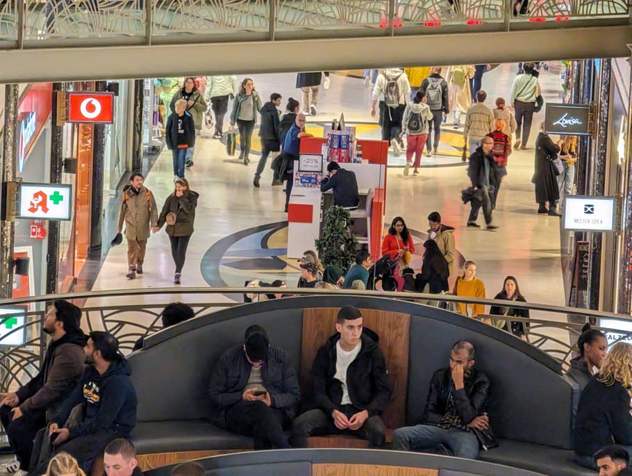 Google Pixel 8 Pro review sample