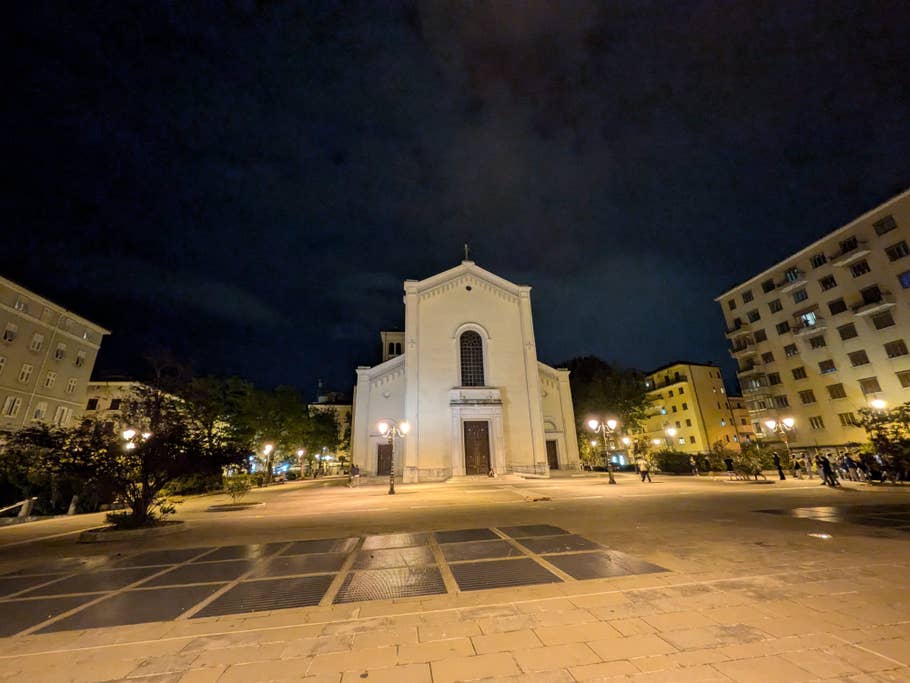 Google Pixel 8a: Ultra-wide-angle camera (0.5x)