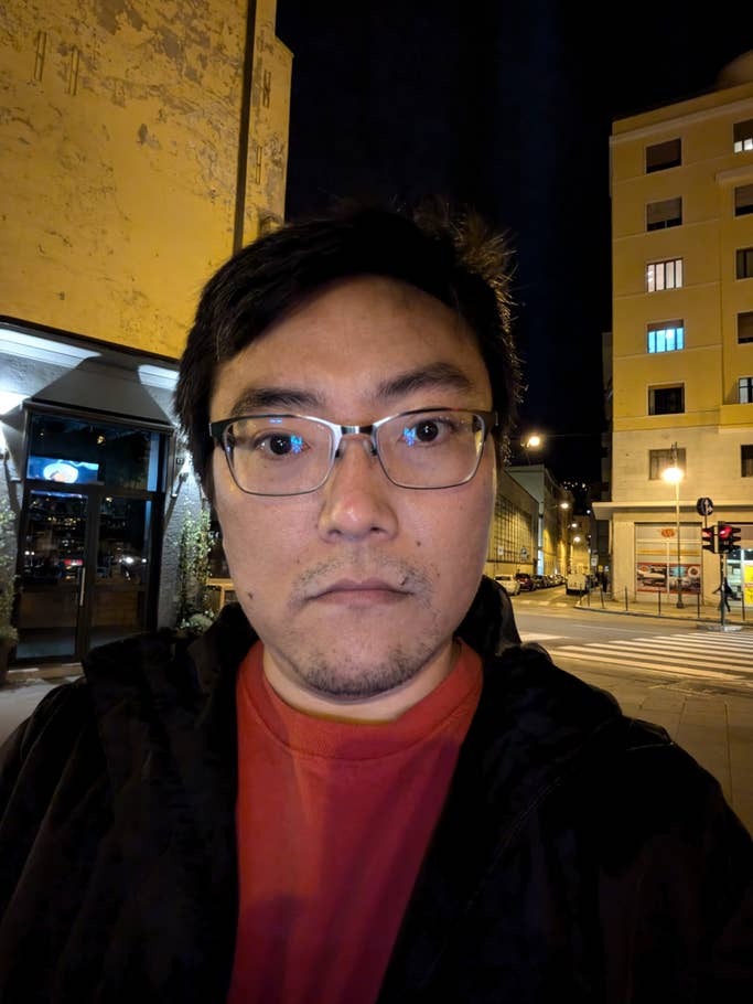 Google Pixel 8a: Selfie - Night mode on