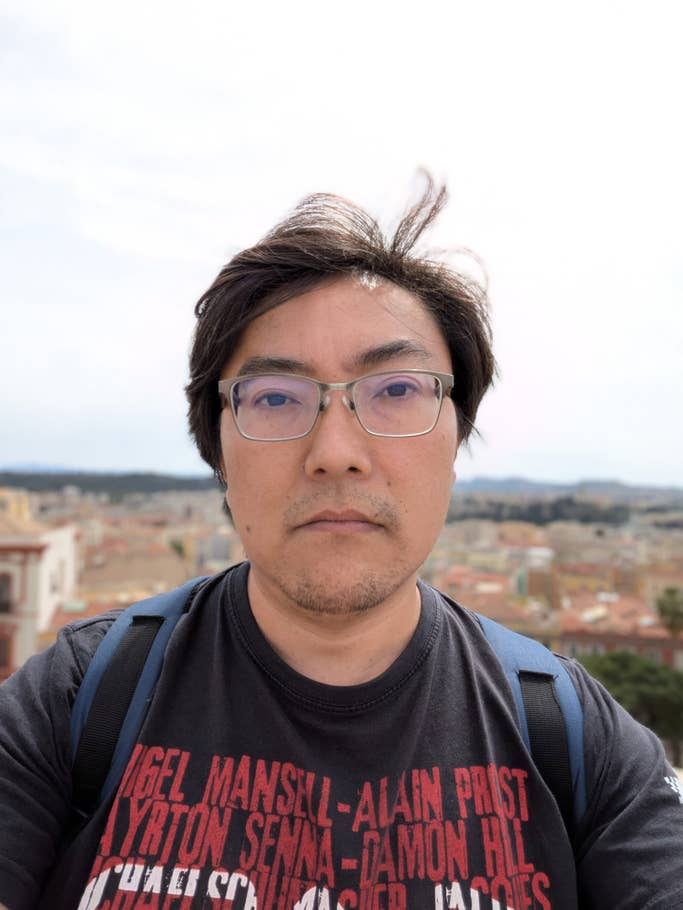 Google Pixel 9a: Ultra-wide angle selfie - Portrait mode on