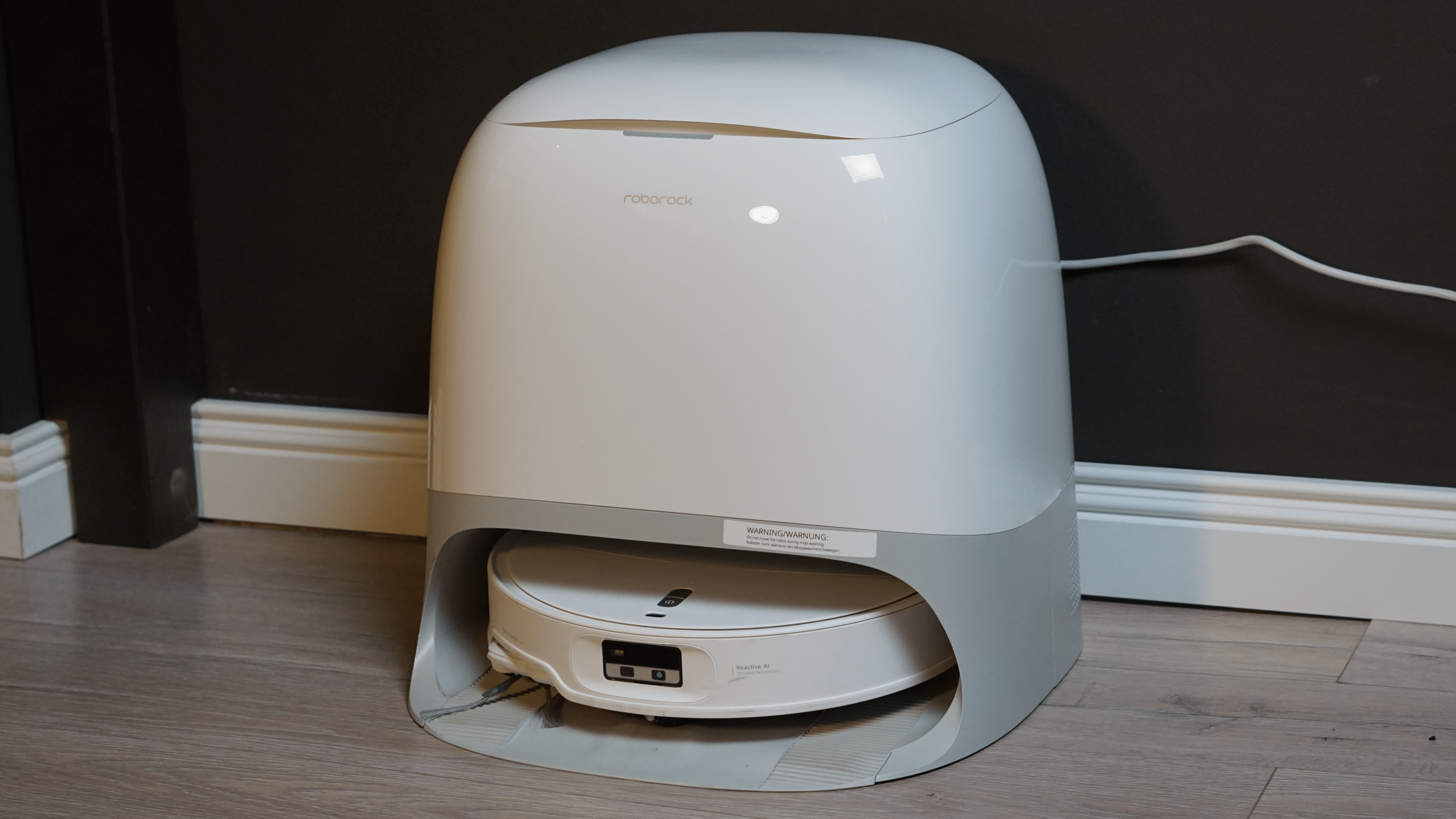 This is the Roborock Qrevo Curv 2 Pro. A Roborock Qrevo Curv 2 Pro robotic vacuum cleaner on a wooden floor.