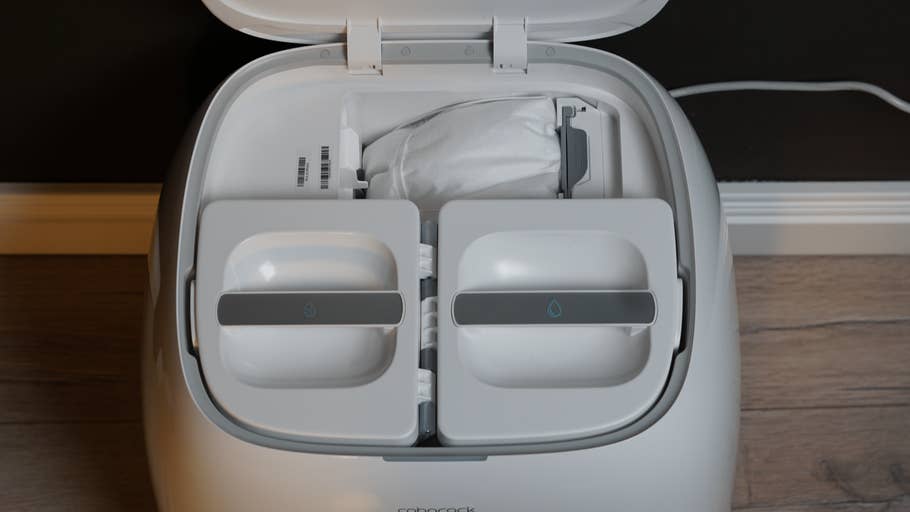 Close-up of the Roborock Qrevo Curv 2 Pro with two compartments and a white cloth inside.