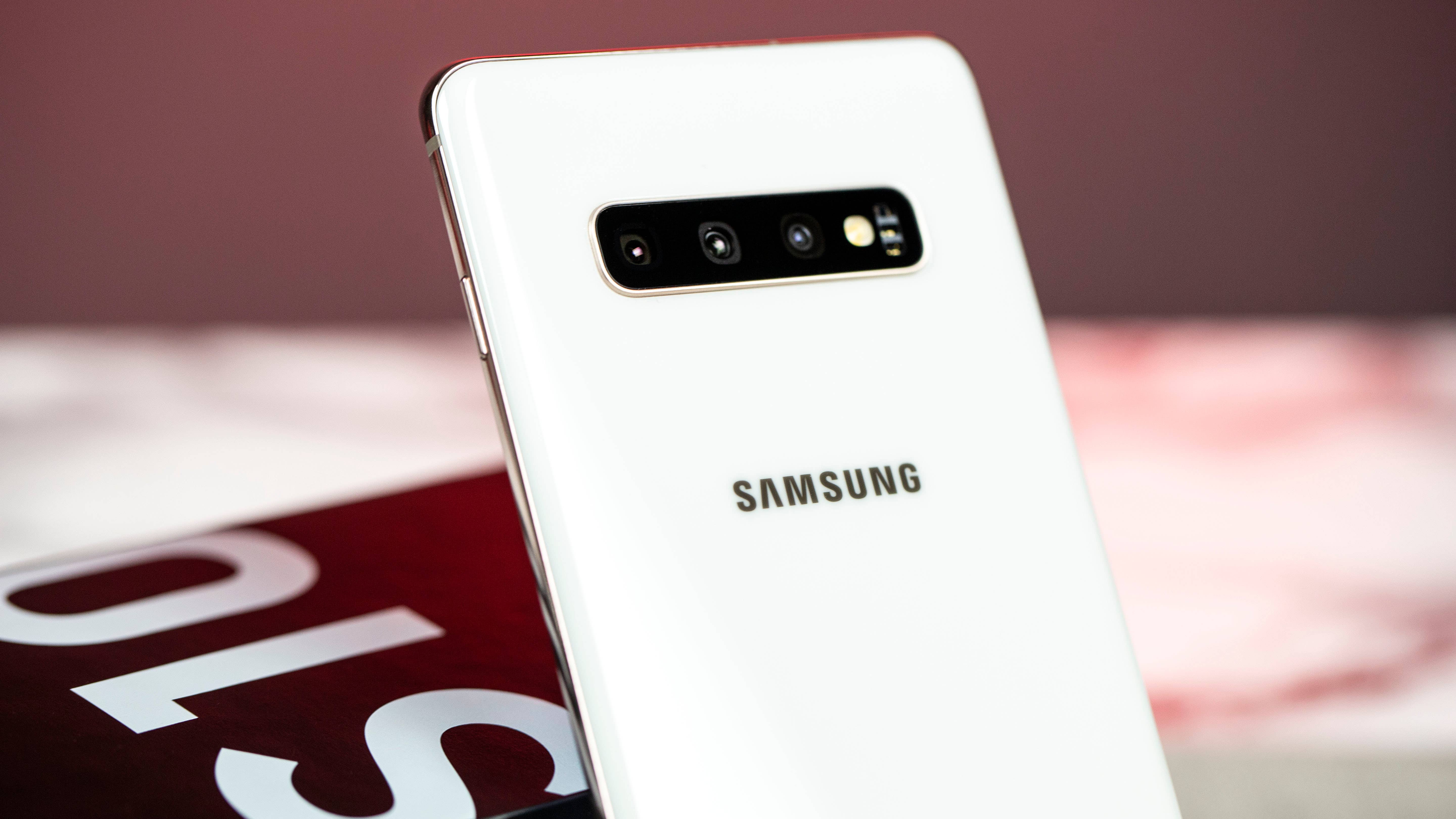 Samsung Galaxy S10+ ホワイト Samsung Galaxy S10+ review: a flagship with (few) compromises