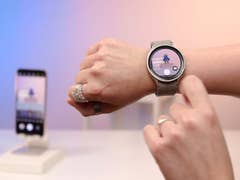 NextPit editor showing the Galaxy Watch 5 Pro taking a remotely picture using the Galaxy S23 Plus camera app