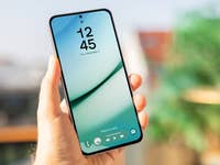 Samsung Galaxy S24 FE with the One UI 7 Beta on the Lock Screen.