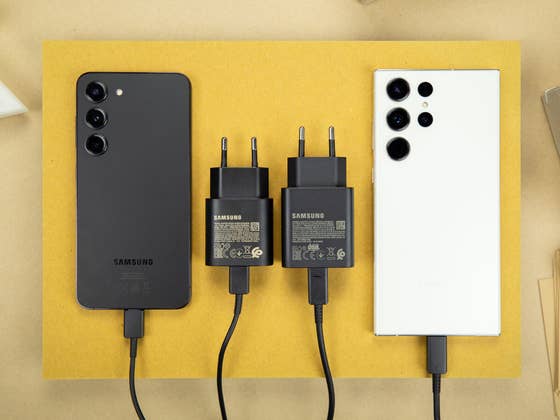 Samsung Galaxy S23: Genuine Accessories Are Key to Fast Charging!